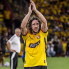 El español Carles Puyol (c) fue el último en visitar el Monumental en una Noche Amarilla.