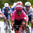 El ciclista Richard Carapaz suspendió el inicio de la temporada 2026.