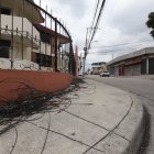 Al igual que en toda la ciudad, hay sectores de Urdesa donde los cables contaminan e incomodan. El soterramiento será solo en Urdesa central.