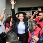 Asambleístas y militantes de la Revolución Ciudadana se concentraron en la sede política del movimiento en Quito.