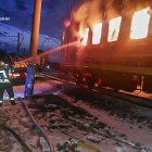 Rescatistas ucranianos tratan de sofocar un incendio en la región de Jarkov, Ucrania, el 27 de enero de 2026.