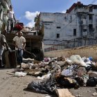 Fotografía del 22 de enero de 2026 que muestra un grupo de personas recogiendo basura en una calle, en La Habana (Cuba)
