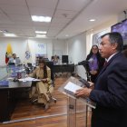 El coordinador de la veeduría, Hugo Arteaga, compareció ante el Pleno del CPCCS.