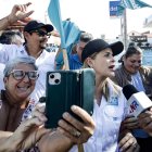 La candidata a la presidencia de Costa Rica Laura Fernández (c), saludando a simpatizantes en San José (Costa Rica).
