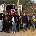Integrantes de la Cruz Roja Mexicana llegan a la zona donde se cometió un ataque armado este domingo (México).