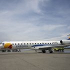 Un avión de Satena Airlines que cubre la ruta Bogotá-Caracas es fotografiado a su llegada al Aeropuerto Internacional Simón Bolívar en Maiquetía, Venezuela, el 9 de noviembre de 2022.