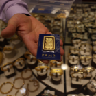 El precio del oro bordea los $5600 por onza.