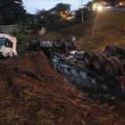 El tráiler accidentado cayó a una zanja en el kilómetro 22 de la vía a Daule.