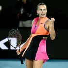 Aryna Sabalenka celebró tras imponerse con autoridad a la ucraniana Elina Svitolina por 6-2 y 6-3 en