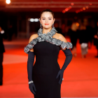 Esta tendencia juega con contrastes, rompe reglas y confirma que los accesorios también pueden contar una historia.