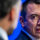 El presidente Daniel Noboa admite errores de forma en el acuerdo comercial con Emiratos Árabes Unidos, en medio de cuestionamientos sobre transparencia y procedimiento.