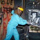 Con bates y martillos, los asistentes de Smash Club descargan tensiones en un espacio controlado y equipado con medidas de seguridad.