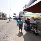 Con la construción, la acera se redujo. Apenas una persona puede camilar por allí.