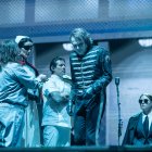 Como parte de la primera parte del show, con un enfoque teatral, el cantante Gerard Way necesita ser ‘ayudado’ para subir al escenario, pero conforme avanza el concierto va tomando fuerzas.