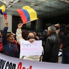 Quito. Ayer, ciudadanos, exjueces y un grupo afín al correísmo realizaron un plantón afuera de la Judicatura.