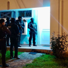 Agentes fuertemente armados durante uno de los allanamientos realizados en Tungurahua como parte del caso Jaque, en una operación nocturna que movilizó a unidades tácticas de la Policía Nacional.