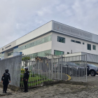 Policías afuera de la Agencia Nacional de Tránsito de Quito.