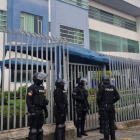 Miembros de la policía afuera de las instalaciones de la ANT.