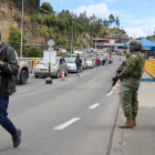Militares ecuatorianos vigilan el puente internacional de Rumichaca, en Tulcán, ante el aumento de tensiones fronterizas.