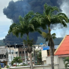 Una densa columna de humo negro se eleva desde la Refinería de Esmeraldas tras un incendio estructural que obligó a evacuar barrios y centros educativos cercanos como medida preventiva.