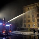 Bomberos ucranianos extinguen un fuego en un edificio atacado por Rusia en una imagen de archivo.