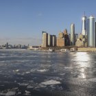 Hielo flota en el puerto de Nueva York en la confluencia de los ríos Este y Hudson mientras  en Nueva York, EE.UU., el 29 de enero de 2026.