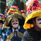 Personas participan en el baile del Toro Huaco en el tradicional Tope de los Santos este lunes, en Diriamba (Nicaragua).