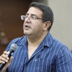 El exasambleísta del correísmo, Santiago Díaz, fue llevado a la Fiscalía, dos días después de los allanamientos por el caso Caja Chica.