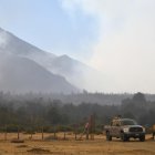 Fotografía donde se observa una zona con humo durante un incendio en Cholila, en la provincia de Chubut (Argentina).