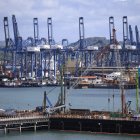 Fotografía que muestra buques de carga en el Canal de Panamá este viernes, en Ciudad de Panamá (Panamá).