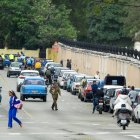Una larga fila de carros esperan para abastecerse de combustible este viernes 30 de enero de 2026 en La Habana.