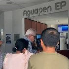 Habitantes de Santa Elena acudieron a las oficinas de Aguapen para reclamar por el costo de la planilla.
