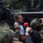 Santiago Díaz en su salida de la Fiscalía aprovechó para decir que es inocente de la violación a una menor y que trasladó dinero desde Venezuela a Ecuador.