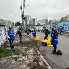 Más de 60 personas participaron en una jornada de trabajo comunitario para limpiar un punto crítico de contaminación en las calles Caracas y Versalles.