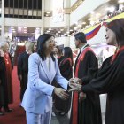 La presidenta encargada de Venezuela, Delcy Rodríguez, saluda a magistrados durante un acto de gobierno este viernes 30 de enero, en Caracas.