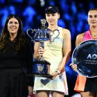 Elena Rybakina (c) y Aryna Sabalenka (d) en la premiación del título de Australia.