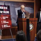El líder de la minoría del Senado de Estados Unidos, Chuck Schumer (centro), y el senador Brian Schatz (derecha) hablan durante una conferencia de prensa en el Capitolio.