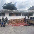 El Ejército ecuatoriano decomisó 1.038 tacos de dinamita y varios insumos químicos.