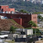Fotografía que muestra la fachada de la Embajada de Estados Unidos este sábado 31 de enero, en Caracas (Venezuela).