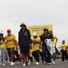 La primera caminata de los hinchas de Barcelona por la Noche Amarilla.