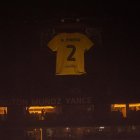 El homenaje a Mario Pineida y su camiseta número 2 en la Noche Amarilla.