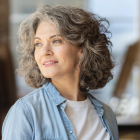 Cuando se trata de lucir canas, el corte es un gran aliado. Carreño sugiere evitar largos excesivos y apostar por estilos más cortos y con movimiento.