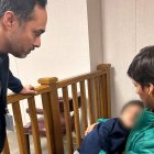 Fotografía tomada de la red social X del congresista por Texas Joaquín Castro donde aparece visitando a Liam y su padre.