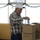 Una persona sufraga en un centro de votación en Cartago, durante las elecciones en Costa Rica, este domingo 1 de febrero.