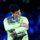 El español Carlos Alcaraz abraza el trofeo del Abierto de Australia que con 22 años y 272 días, es el más joven en lograrlo.