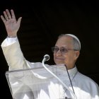 Vatican City (Vatican City State (Holy See)), 01/02/2026.- A handout picture provided by the Vatican Media shows Pope Leo XIV waving as he leads his Sunday Angelus prayer from the window of his office overlooking Saint Peter"s Square in Vatican City, 01 February 2026. (Papa) EFE/EPA/VATICAN MEDIA HANDOUT HANDOUT EDITORIAL USE ONLY/NO SALES