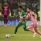 Lionel Messi (d) del Inter Miami disputa el balón con Milton Casco de Atlético Nacional, durante el amistoso entre el Inter Miami y Atlético Nacional en el Atanasio Girardot.