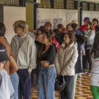 AME643. SAN JOSÉ (COSTA RICA), 01/02/2026.- Personas asisten a un punto de votación este domingo, en la Escuela Porfirio Brenes Castro, en San José (Costa Rica). Los comicios en Costa Rica para elegir al presidente de la República y a los 57 diputados de la Asamblea Legislativa para el periodo 2026-2030 avanzan en "absoluta normalidad" y "sin incidentes de relevancia", indicó el Tribunal Supremo de Elecciones (TSE). EFE/ Alexander Otarola