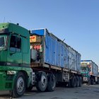 Varios camiones con ayuda humanitaria esperaban ingresar por el lado egipcio del cruce fronterizo de Rafah con la Franja de Gaza, este domingo 1 de febrero.