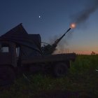 Una unidad ucraniana de defensa aérea comienza su turno nocturno de vigilancia para cazar drones rusos.